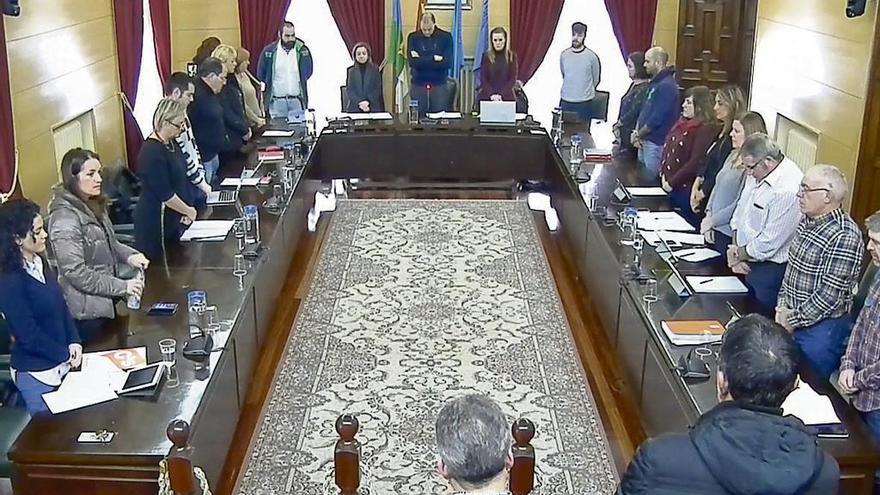 El minuto de silencio en el Pleno de Langreo en recuerdo de Alberto Benito.