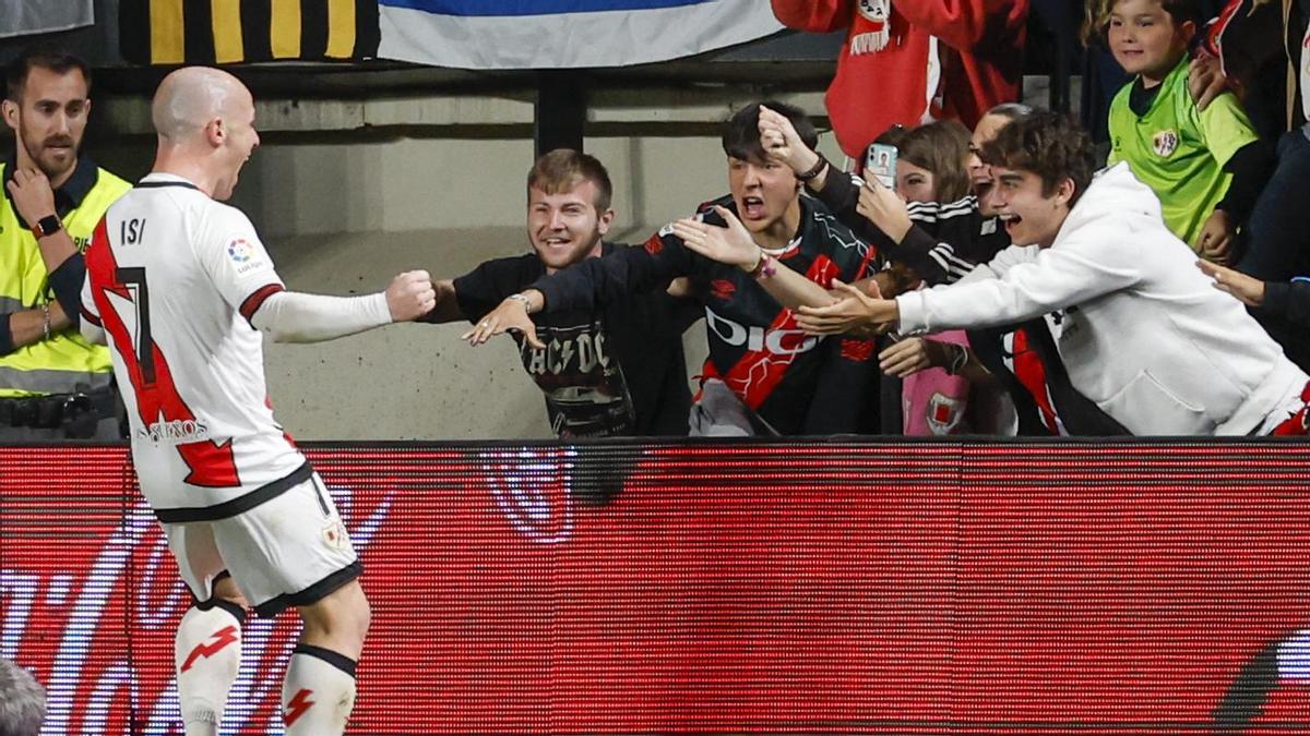 Isi Oalazón celebra su tanto ante Osasuna con aficionados del Rayo.