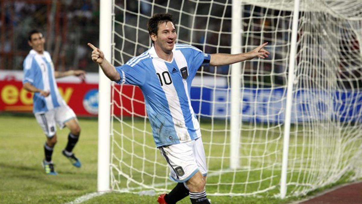 El delantero de la selección argentina Lionel Messi celebra el segundo gol marcado por Di María.