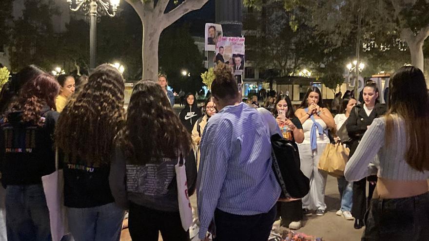 Vigilia improvisada de los fans de Liam Payne en València