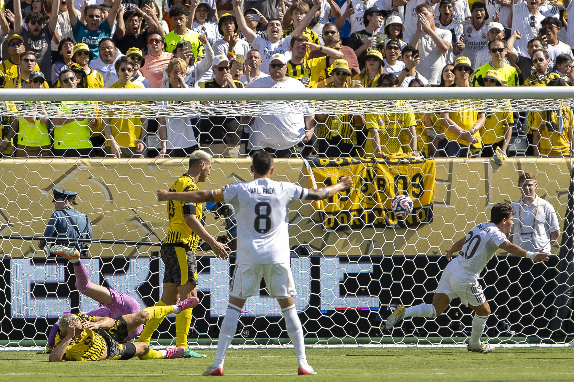 Fran García celebra el segundo gol del Real Madrid ante el Borussia Dortmund.