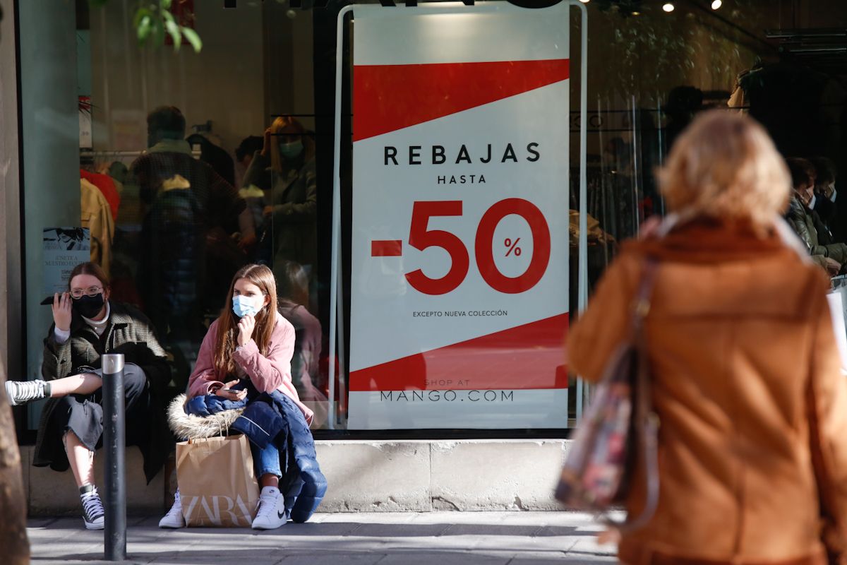 Afluencia y colas en el inicio de las rebajas de Enero