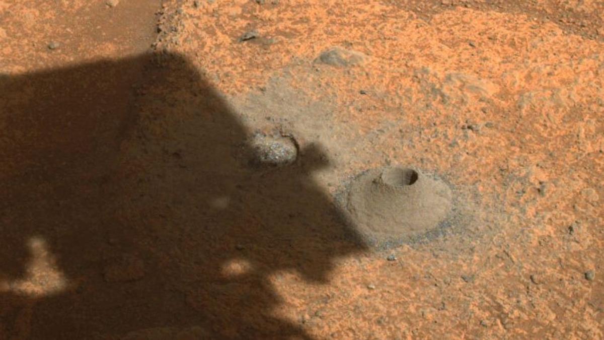 Perseverance fotografía el agujero realizado sobre la superficie marciana para extraer la primera muestra de rocas.