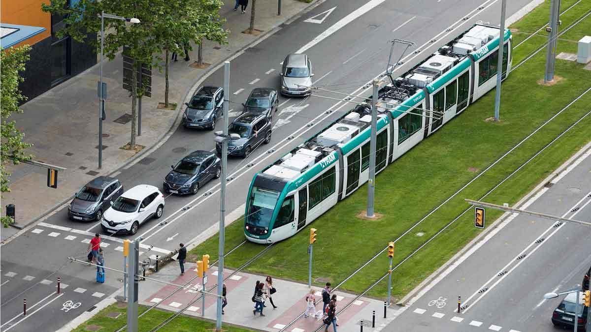 Janet Sanz, teniente de alcalde de Movilidad del Ajuntament de Barcelona, anuncia que volverán a llevar al pleno la conexión del tranvía por la Diagonal. En la imagen, un tranvía circula por la Diagonal, cerca del Fòrum.