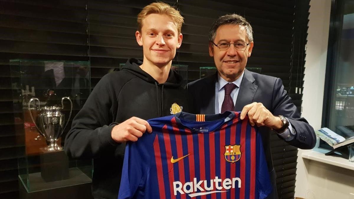 Bartomeu posa con De Jong tras cerrar el fichaje del centrocampista en Ámsterdam.