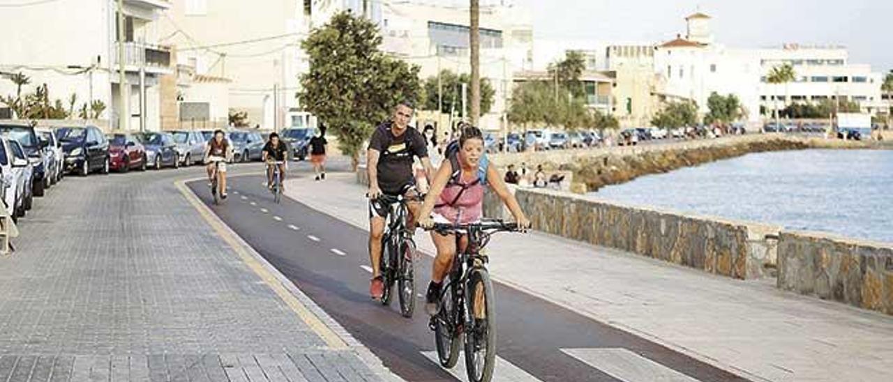 Ciclistas y paseantes pueden volver a disfrutar del paseo de Cala Gamba.