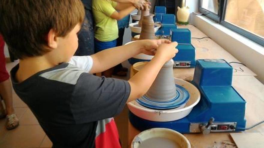 Los niños fueron protagonistas de parte de las actividades que se celebraron el fin de semana en Agost para reivindicar la cerámica como Patrimonio de la Humanidad.