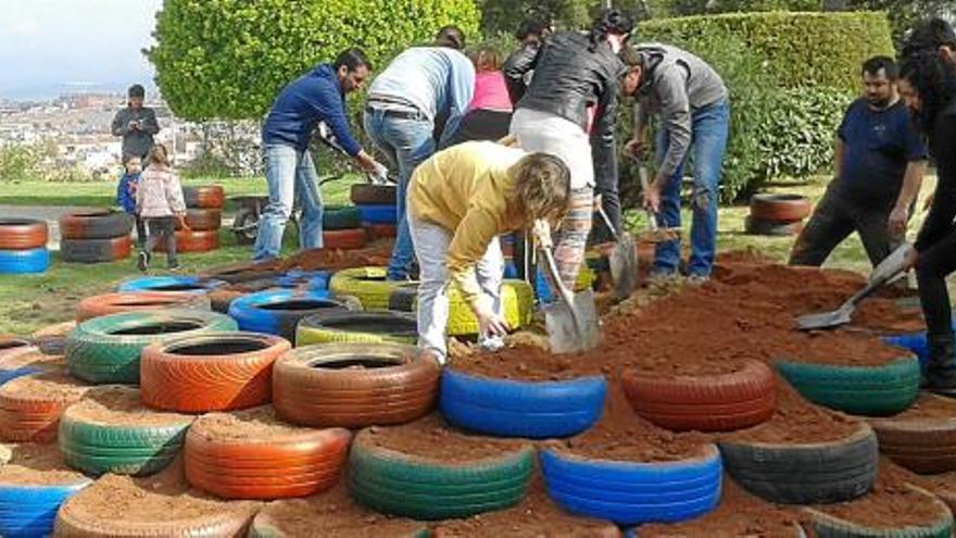 Imatge del dia de la col·locació de la muntanya de pneumàtics al parc de Puigterrà, el dia 11 d&#039;abril