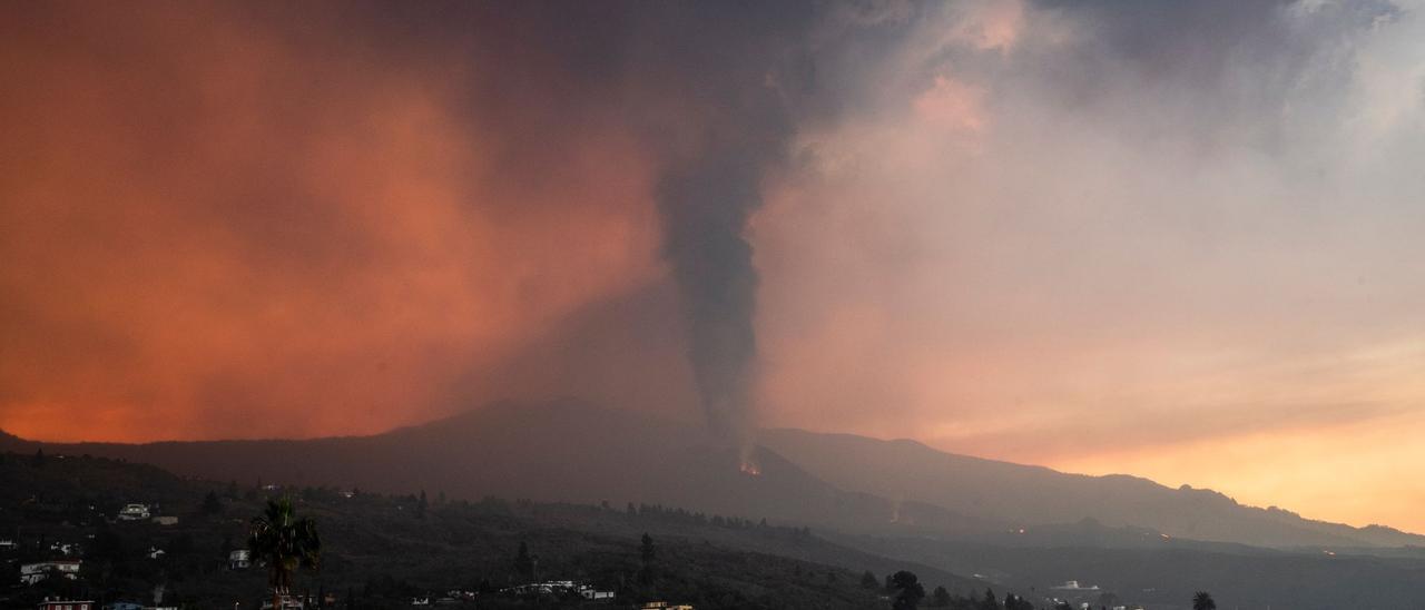 Desbordes, cascadas y tubos lávicos, las formas que crea el volcán de La Palma