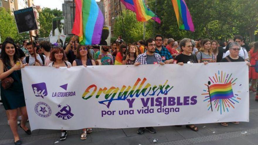 Miles de personas defienden con orgullo la lucha por diversidad en Zaragoza