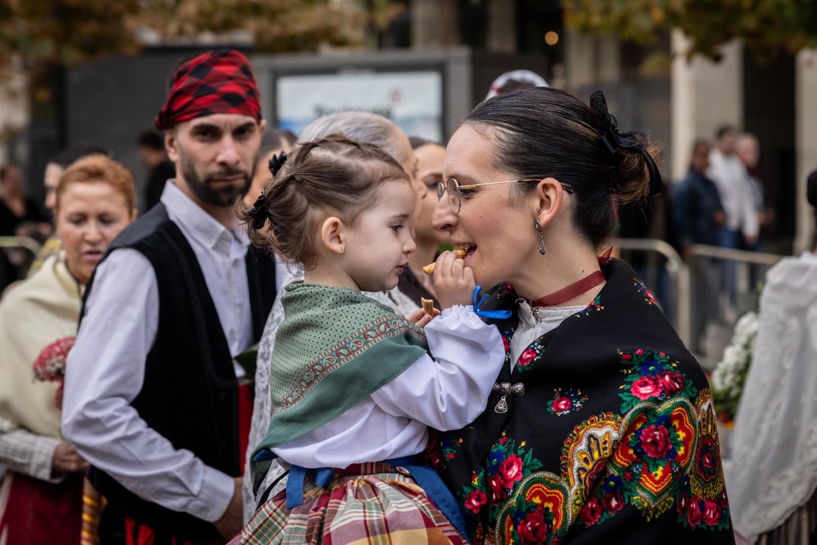 En imágenes | Zaragoza vive su día grande con la Ofrenda de Flores a la Virgen del Pilar