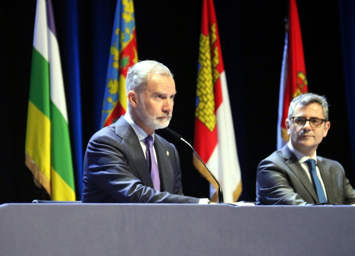 El rei Felip VI i el ministre de Justícia, Félix Bolaños, durant l'entrega dels despatxos judicials