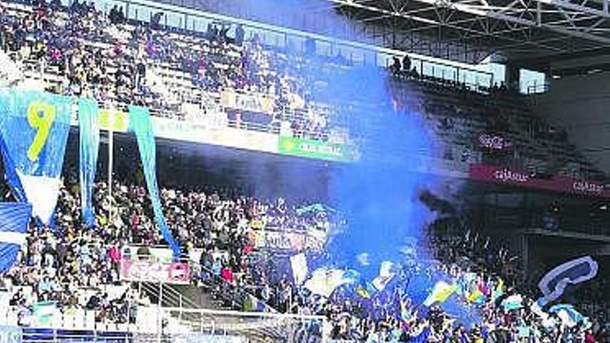 Aficionados azules, en un partido en el Carlos Tartiere.