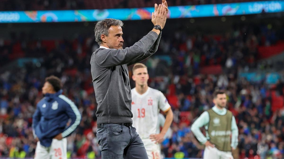 Luis Enrique aplaude a la afición de España en Wembley