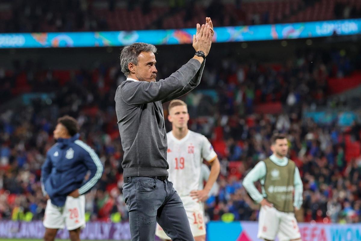 Luis Enrique aplaude a la afición de España en Wembley