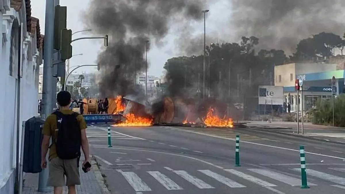 Cortes de carreteras, barricadas y cargas policiales: se endurece la huelga del metal en Cádiz