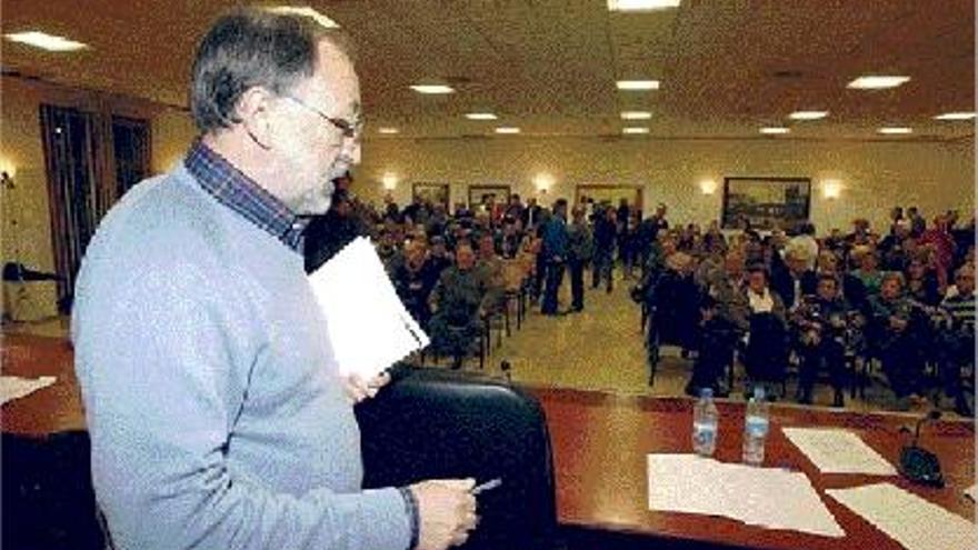 El alcalde de Alberic, ayer al abandonar el salón de sesiones tras el pleno.