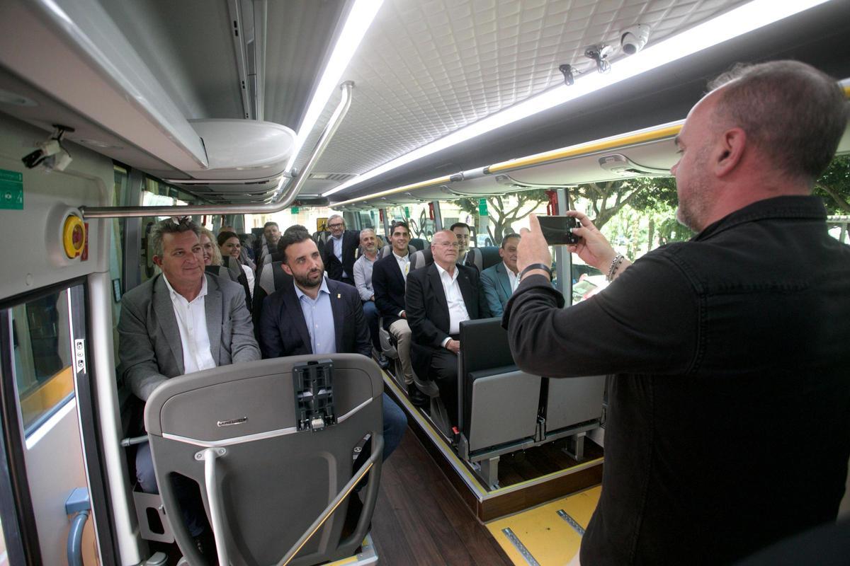 Las autoridades en uno de los nuevos autobuses que presta el servicio.