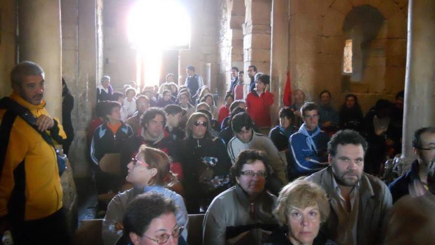 Peregrinos en la eucaristía de San Pedro de la Nave.