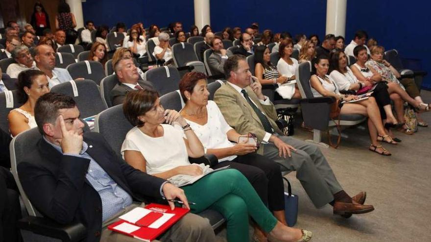 Por la izquierda, en primera fila, Fernando Díaz, Carmen Moriyón, Carmen Moreno y Félix Baragaño, durante el acto de presentación del directorio de empresas de Gijón comprometidas con la igualdad.