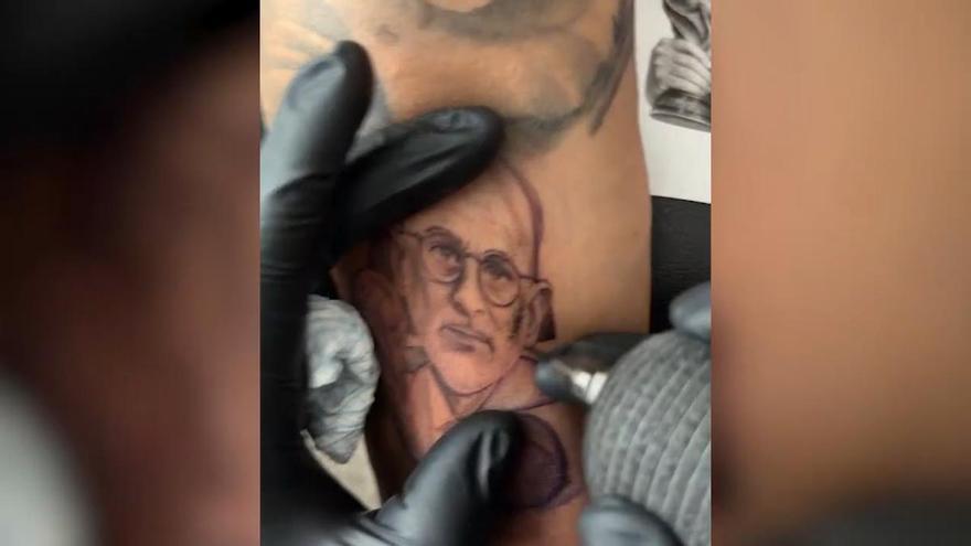 Cucurella es un hombre de palabra y se tatúa a de Luis de la Fuente en el brazo izquierdo