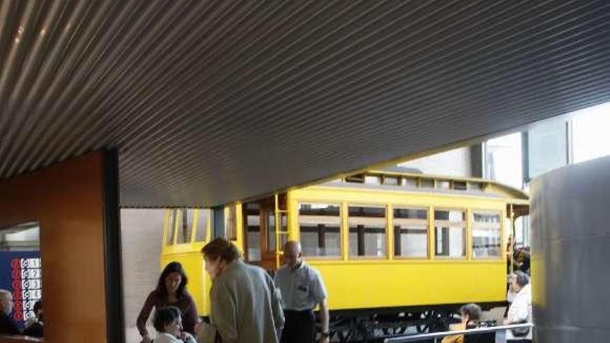 Visitantes en el Museo del Ferrocarril.