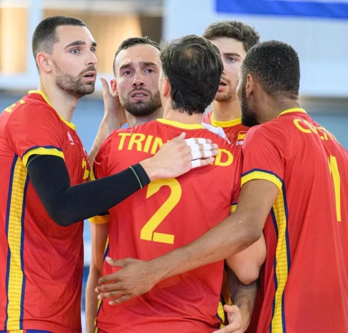 Jugadores de la selección española de voleibol durante un partido clasificatorio para el 'Eurovolley'.