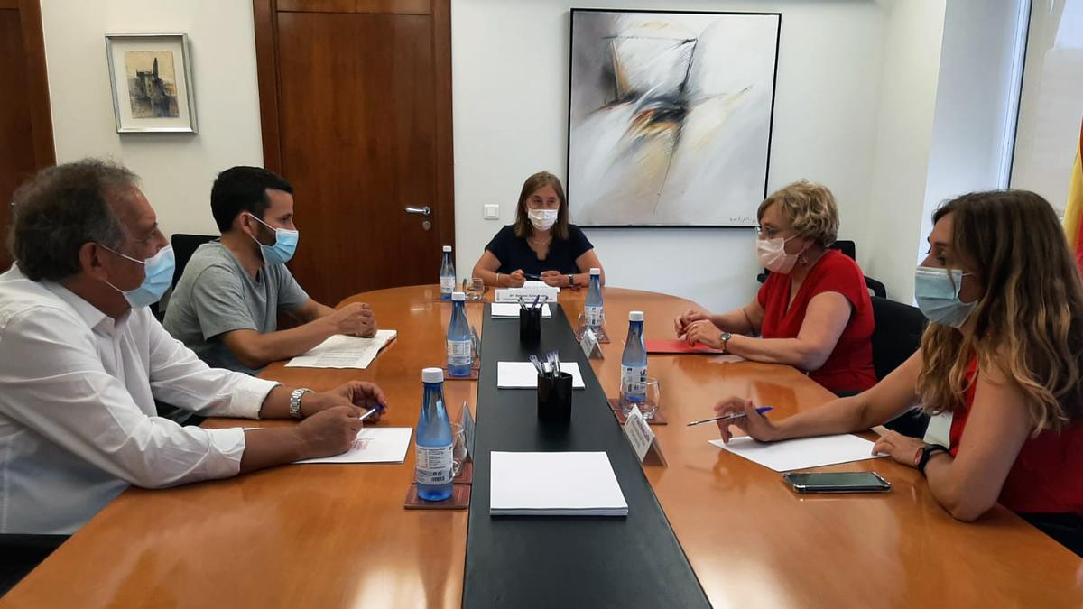 El conseller de Educación, Vicent Marzà, y la de Sanitat, Ana Barceló, mantuvieron ayer una reunión para abordar el proceso de vacunación del alumnado.