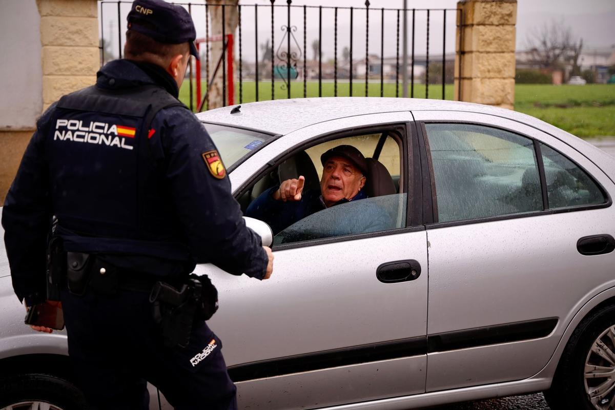 Vecinos de Majaneque acceden a sus viviendas a recoger enseres