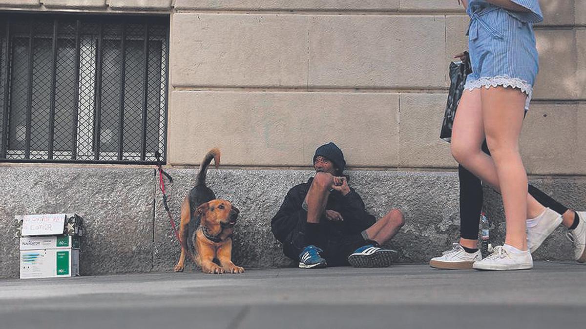 Imagen de archivo de una persona pidiendo en la calle del centro de Murcia.