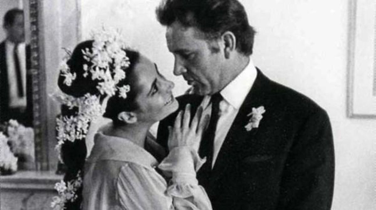 Elizabeth Taylor abraça a Richard Burton durant el dia del seu primer casament (1962). Burton i Taylor van protagonitzar un turbulent idil·li de dues dècades de durada.