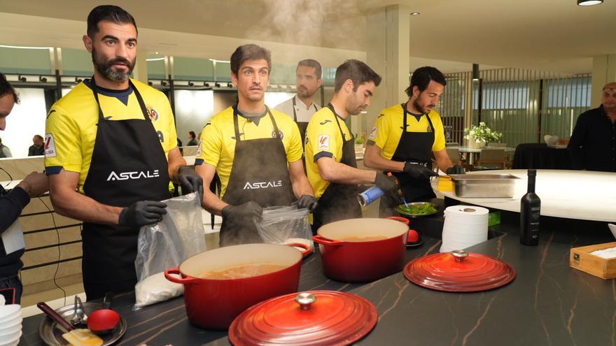 Un &#039;showcooking&#039; de los jugadores del Villarreal en la presentación de Ascale como nuevo patrocinador