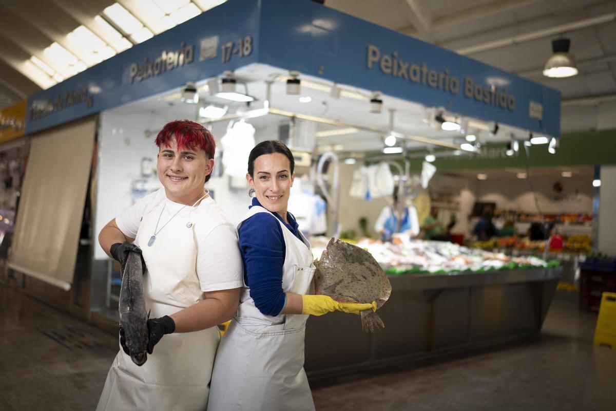 Josep Maria Bastida y Lorena Masedo, trabajadores de Peixateria Bastida y creadores de contenido.