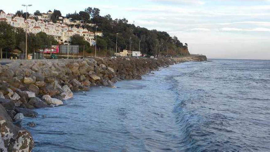 Costas prevé actuar en la playa de La Mezquitilla con el despedrado de la arena y el aporte del material acumulado en el espigón.