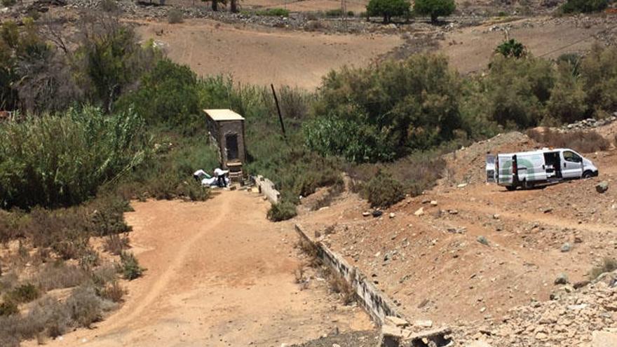 El cadáver del fallecido, en el momento del traslado en un vehículo forense.