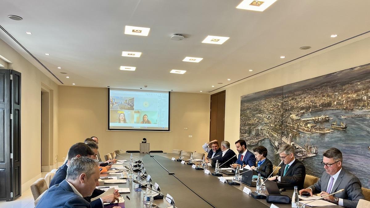 Reunión del consejo de administración de la APV, presidido por Mar Chao.