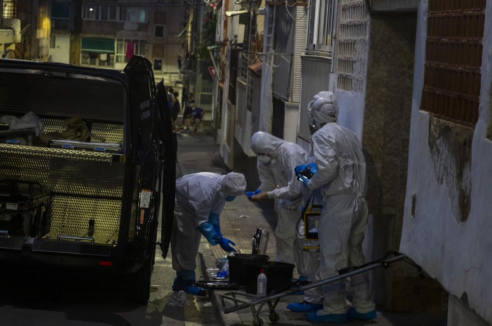 Bomberos y Policía acudieron al inmueble, donde encontraron los cadáveres de los fallecidos.