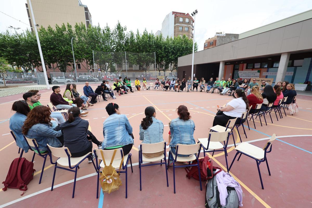 Concentración de la comunidad educativa del CEIP Sebastian Elcano del Grau
