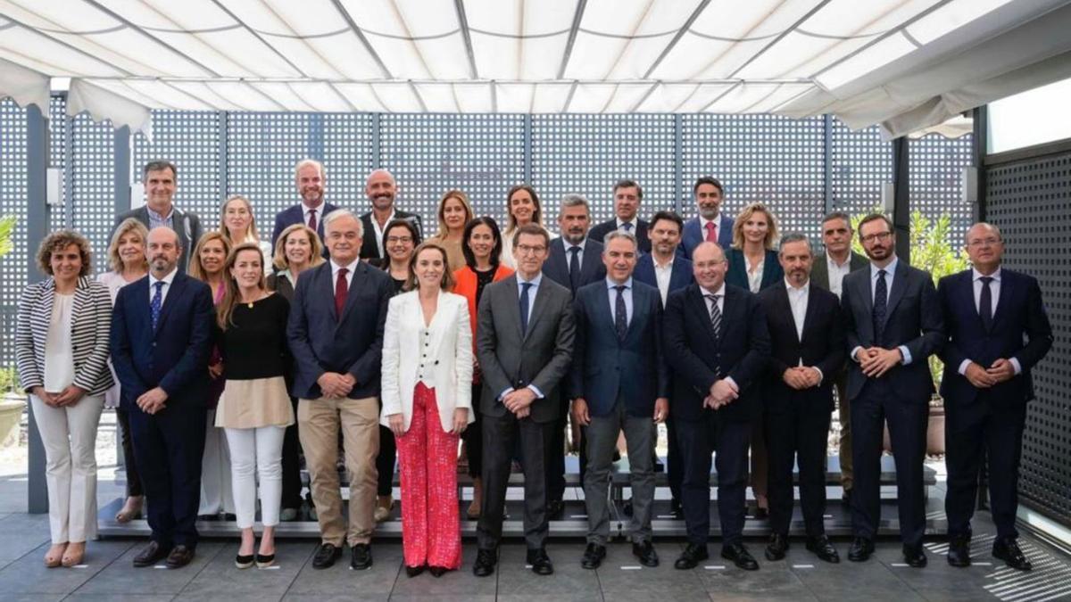 José Vicente Marí, tercero por la derecha, en la foto del nuevo organigrama directivo del PP.