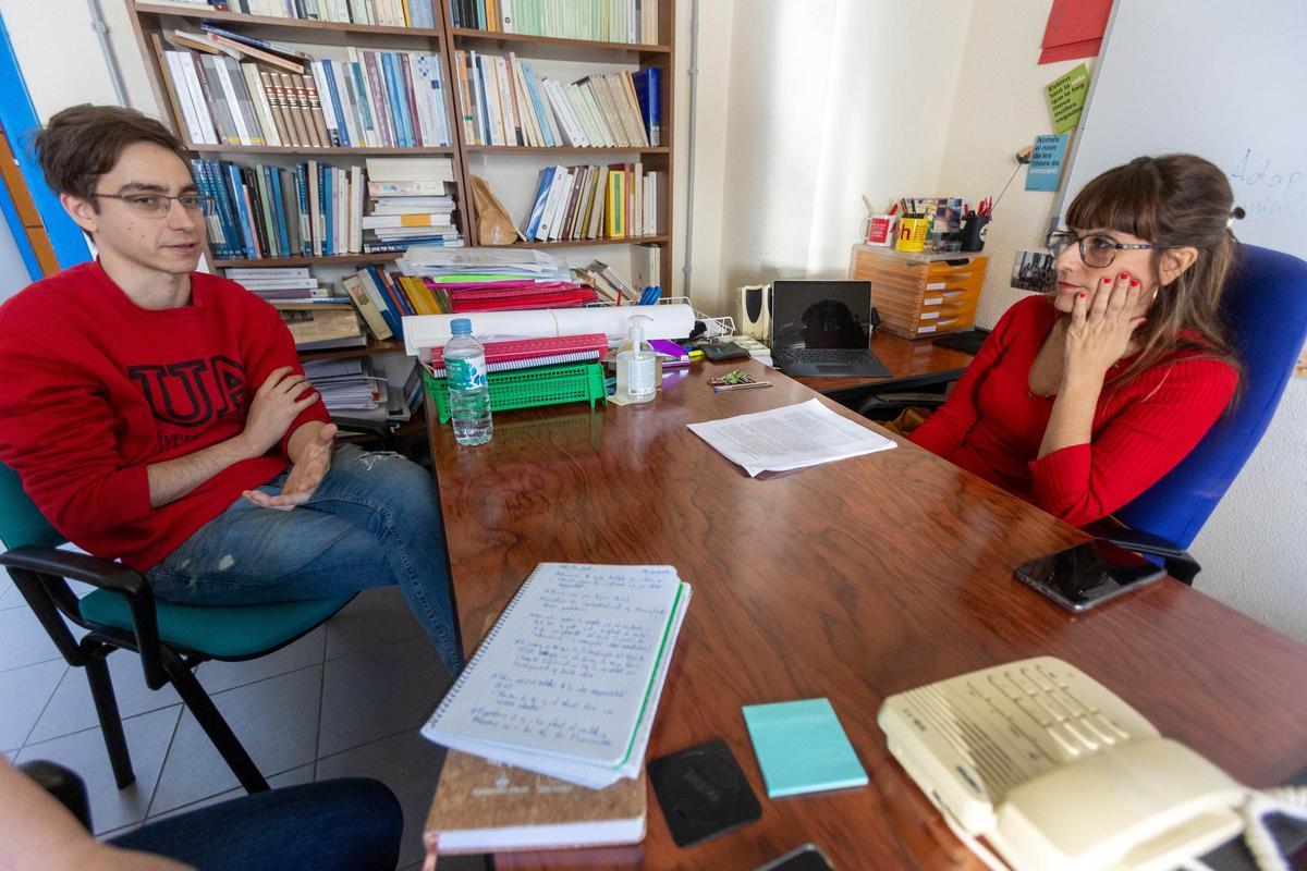 Bernat Garrido y Sandra Montserrat, graduado en Filología Catalana por la UA y profesora de esta titulación.