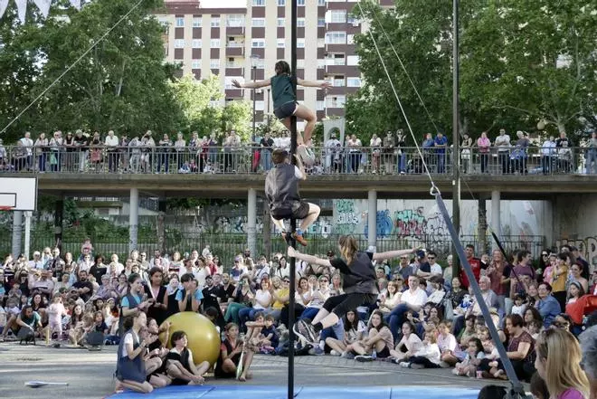 En imágenes | El Festival de Circo Social llena de acrobacias el barrio de San José