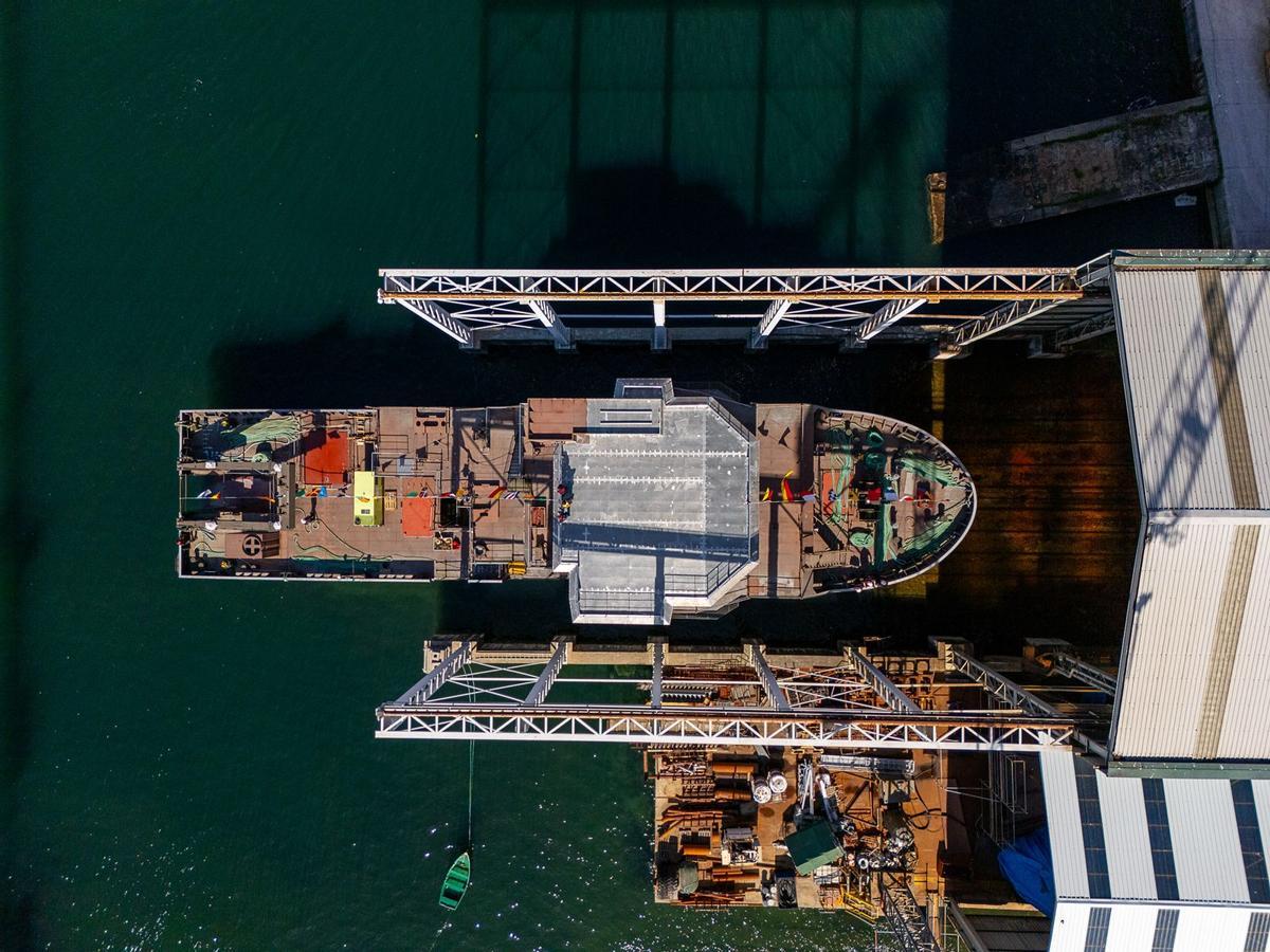 Vista aérea del primer barco de Armón Vigo para la Armada de Suecia durante la botadura.