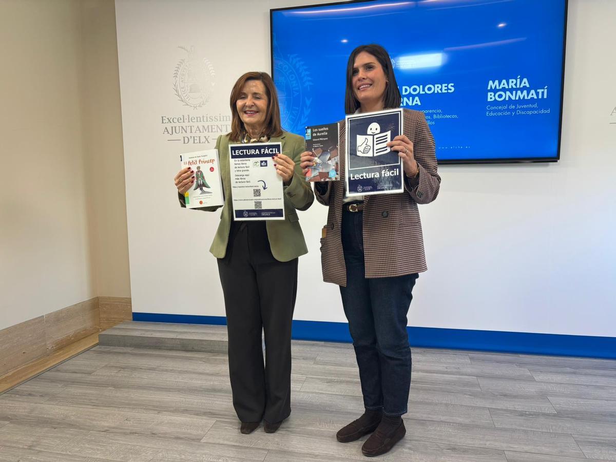 Las ediles de Bibliotecas y Discapacidad muestran los distintivos de la campaña en Elche