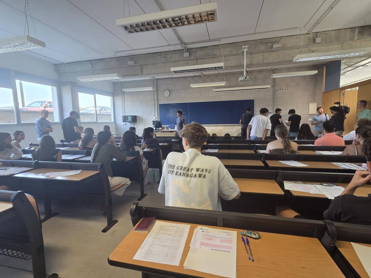 Arranca una Selectividad en la UIB marcada por los detectores de móviles y los nervios de casi 5.000 alumnos