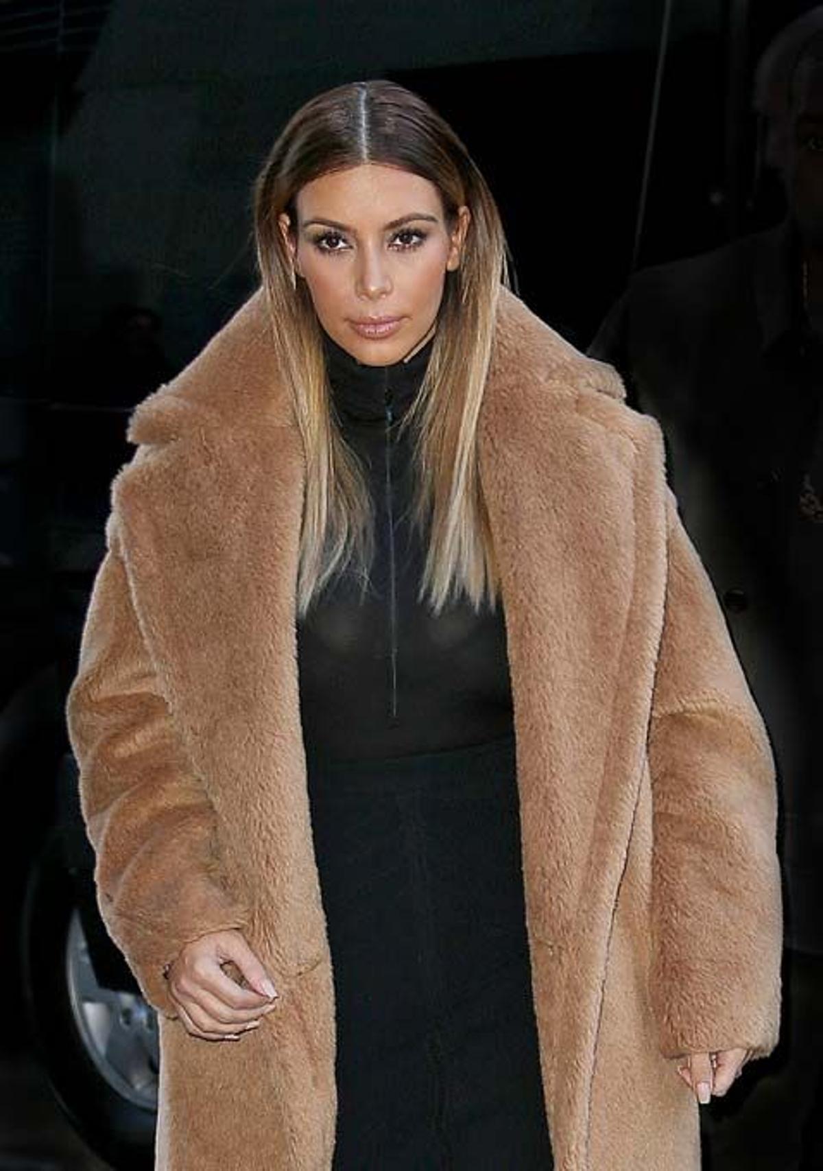 Kim Kardashian con puntas rubias