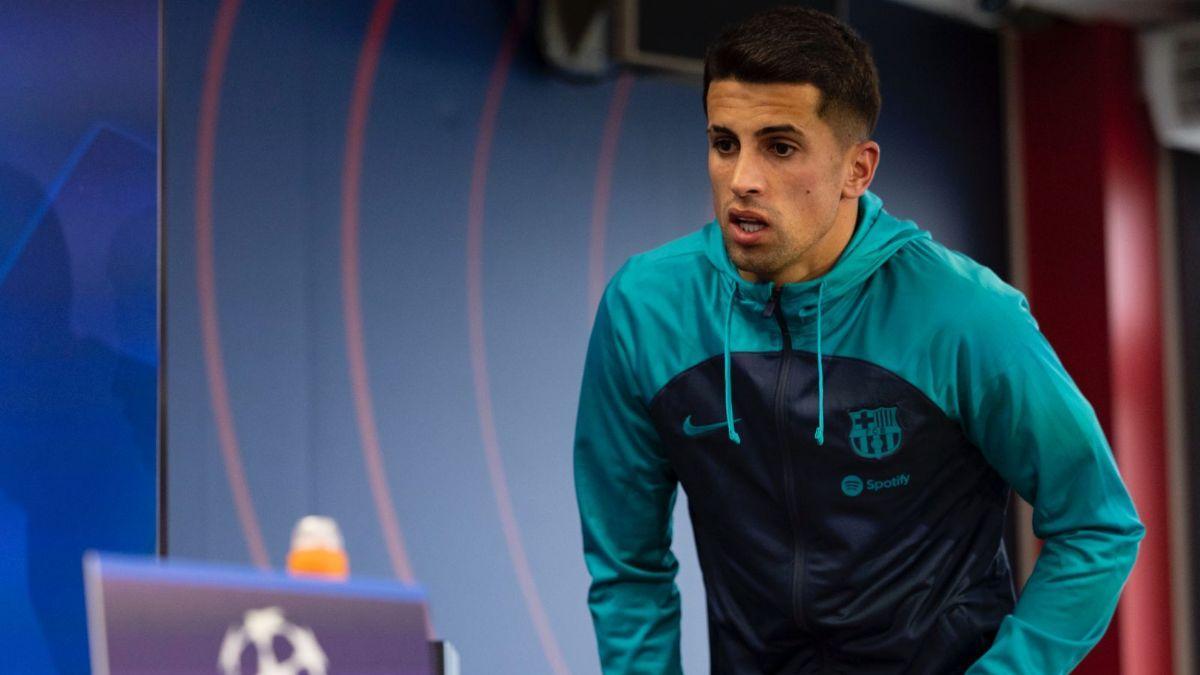 Cancelo entra a la sala de prensa de la Ciutat Esportiva Joan Gamper