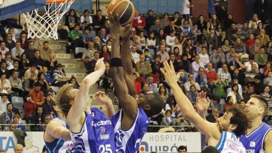 Singler y Kone pugnan por un rebote rodeados de jugadores del Lagun Aro durante el partido de ayer en San Sebastián.