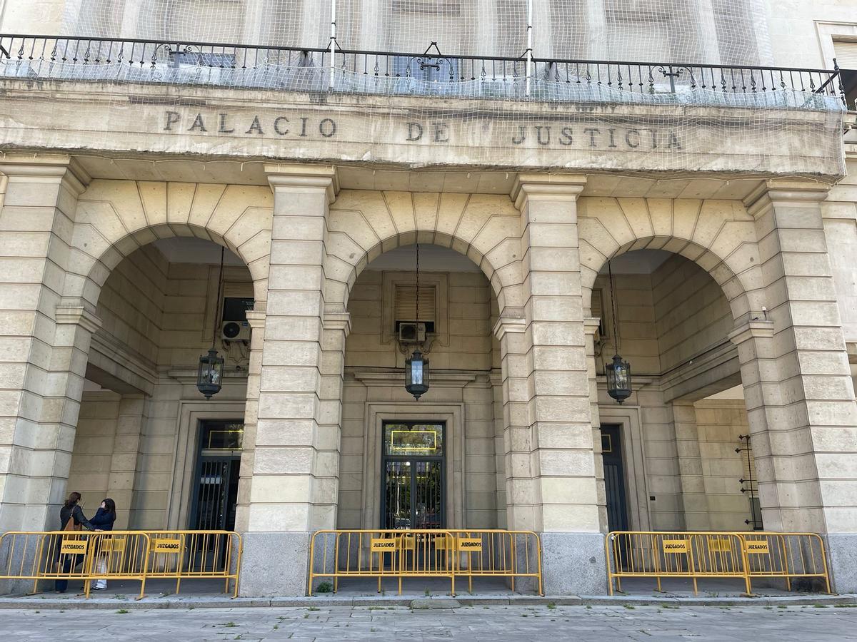 Puerta de entrada d ela Audiencia Provincial de Sevilla.