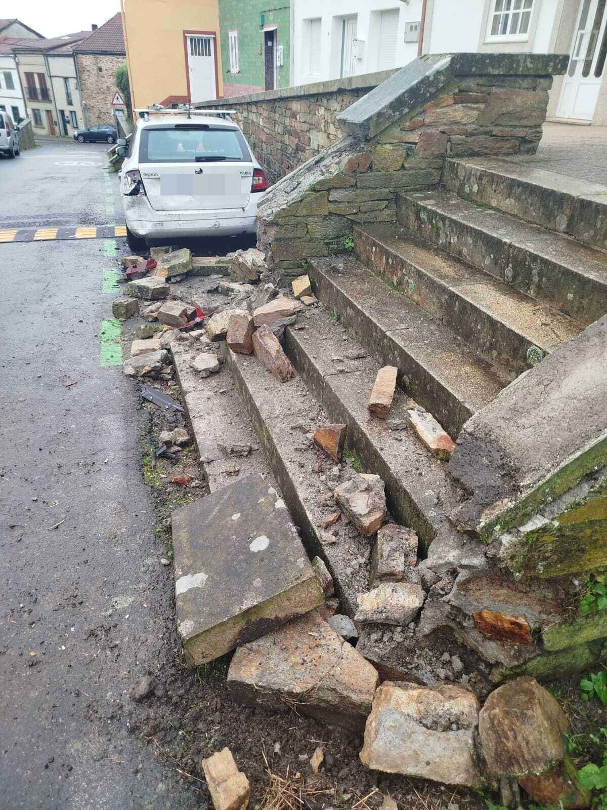 Las escaleras y el coche dañados en el impacto