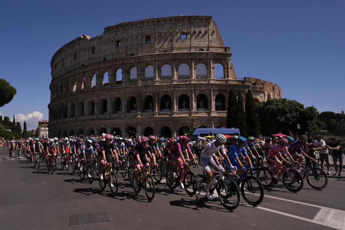 El Giro pasa frente al Coliseo.